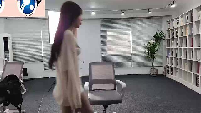 姿态AJ面试时抄底女主播，结果直播间被封：我现在对话一下到底是哪个超管封的，你得罪了半个虎牙圈的人