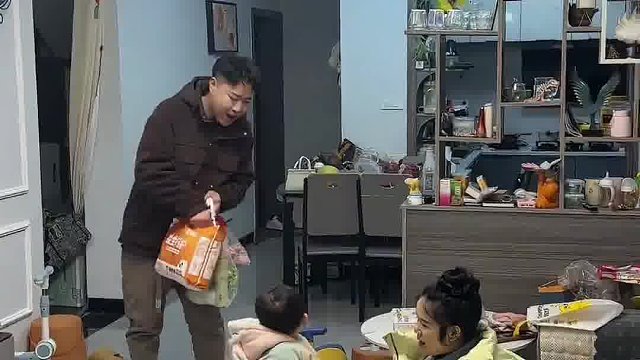 男子买菜回来，从菜里掏出一支花送给媳妇！结婚不就是图这样的瞬间吗？