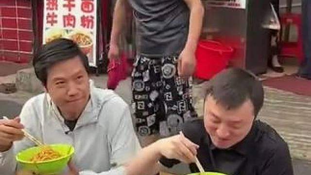雷军现身武汉蹲路边吃热干面，与路人聊天 听劝点了一碗绿豆汤