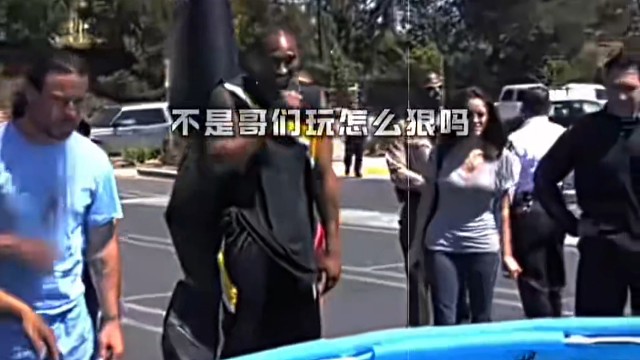 户外活动 泳池边的热闹景象，人群围观，气氛热烈！#篮球