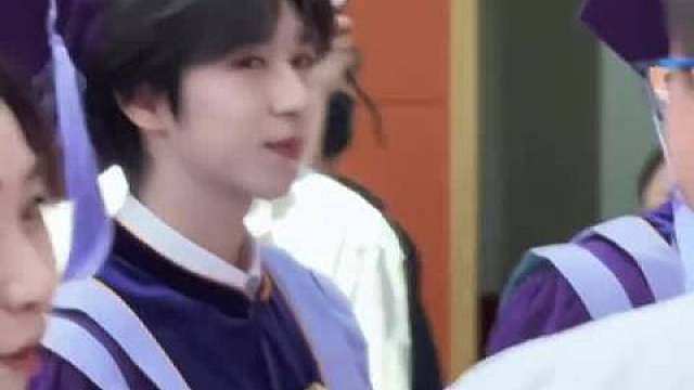 要记住，哪怕贺峻霖再怎么正常他也是时代少年团的哈哈哈
抽象归抽象，该正经的时候还是很正经的啦
最后祝