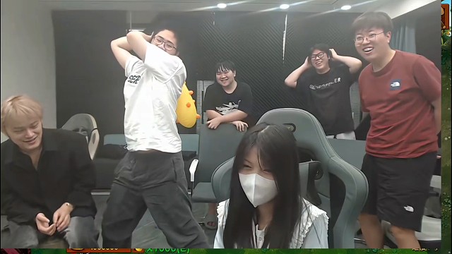 魔创奶棒为了给魔创新人女主播留下深刻印象，蓄力暴打，画面找够了还能得到新人女主播印象和喜欢，一举两得