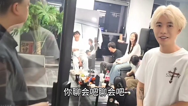 童哥抓包子圣聊官方签约，满屋人围观，尴尬到抠出三室一厅