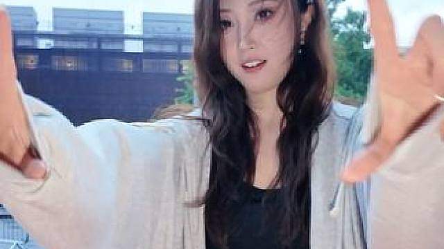 当你跳舞突然看到了熟人be like 今天大家一起加油！！已经在现场准备好了，开始看比赛！！