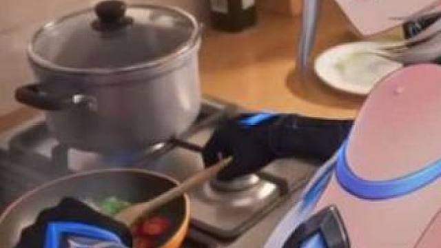 看看小卡在做什么菜