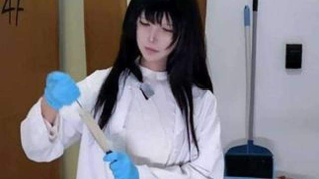 在实验室后门洗试管的二人