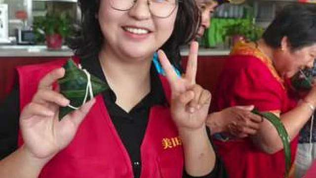 陪伴孤寡老人，致敬城市摆渡人 
和爷爷奶奶们一起包粽子，给辛苦的外卖小哥送上鸭蛋、艾草枕
一边陪伴孤寡老人，一边致敬城市摆渡人
粽香寄安康，愿所有人端午平安喜乐