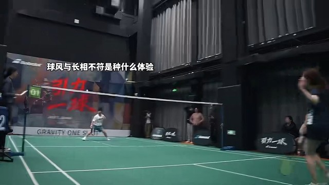 小羽扣球暴力，没想到击球威力这么大。#羽毛球