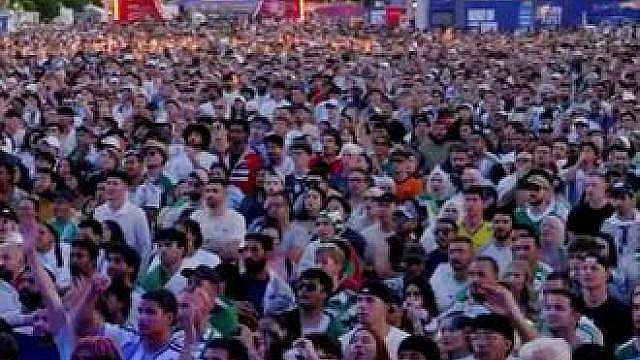 梅西打入阿根廷首球后，场外阿根廷球迷的反应。