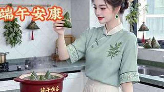 粽叶飘香，阳光普照，锣鼓震耳，好事成双。祝你端午佳节，粽子香甜，好运不断，事事顺心！