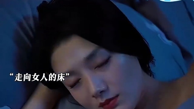 女人洗完澡，睡觉被黑人迷晕。