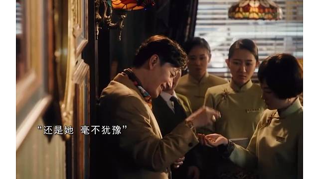 叫一声宝贝就有五十克的金项链？服务员为此丢了饭碗，整条黄河路都没有人敢要她！