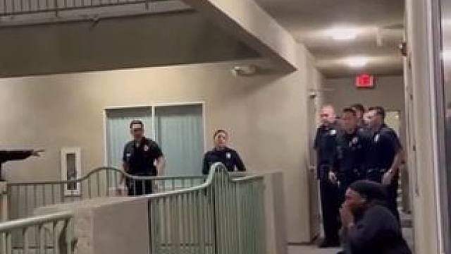 被投诉扰民警员上门击毙宠物狗，女主人崩溃跪地大哭。