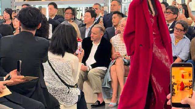 Mara这种"不追潮流"的品牌打动。

现在时尚圈都在拼命追一季换一波的趋势，只有它安安静静做自己的