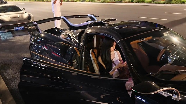 酷酷大佬开帕加尼带美女出街