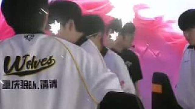 夺完冠不久的狼队，夏季赛开局第一场就被KSG零封，狼队管理层估计后悔放走兜底的小胖了