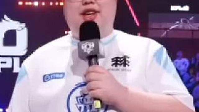 原来小胖几个月没有首发的日子里，认为自己还年轻还能冲一冲！所以果断离开狼队，选择了转会