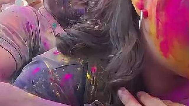 小伙男扮女装去印度旅游，结果被几十个男子围住了