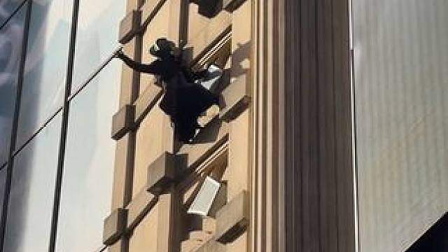 《SpiderNoir》首映当天，纽约时代广场惊现黑色蜘蛛侠