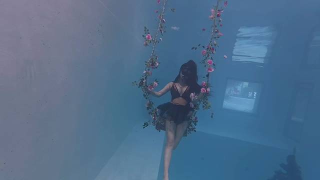 水里荡秋千试过吗