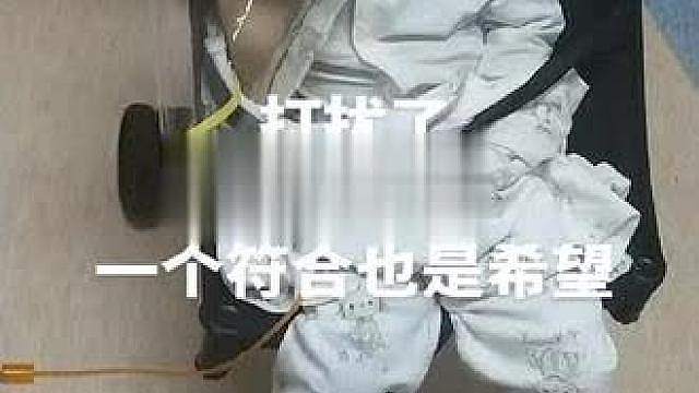 瘦小的身躯，为镜头前的我们放心，也会比了