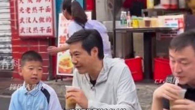 雷军武汉路边吃早饭摆拍，被小孩姐吐槽