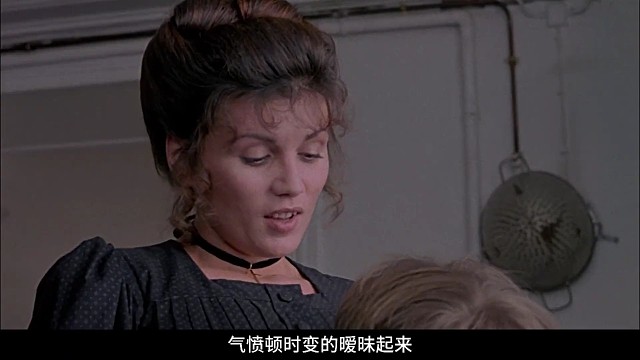 小伙被女佣两个大号的馒头吸引，一发不可收拾