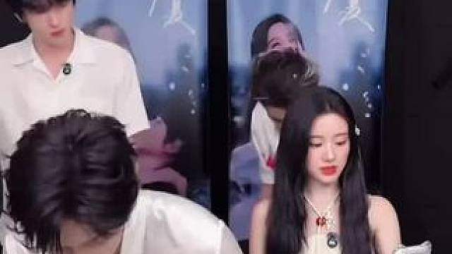 周柯宇包上恩剧宣《炽夏》结果直播现场没有网了，周柯宇直接开热点，柯淳：富公 富公哦