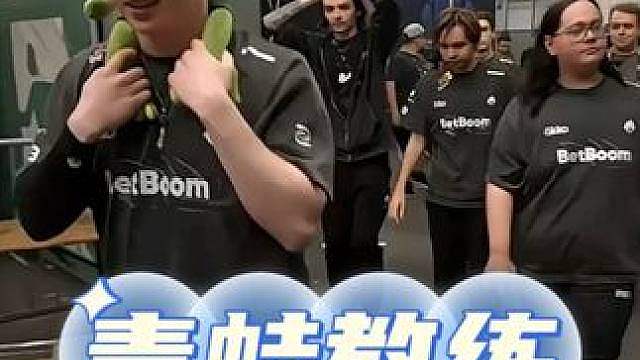 绿龙队员扛着青蛙教练登场