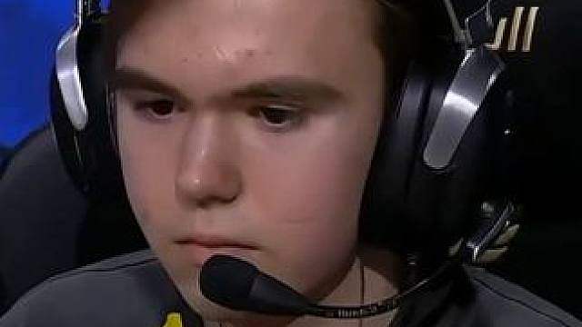 donk先被敲头反手就把对面爆了