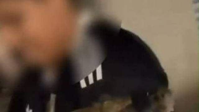 巴西一少年抱着鳄鱼骑车 称“想带鳄鱼兜风”