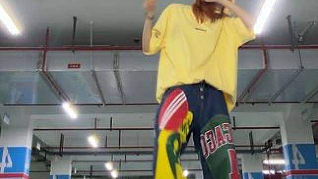 就这样对这支舞一见钟情