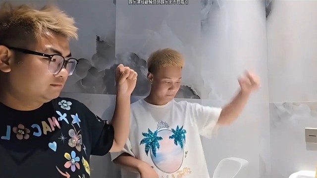 竹子和虎子在 ktv 玩弄果盘