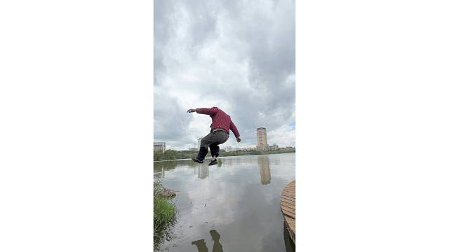 这点小水都拦不住老奶奶