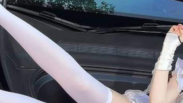 朋友们，我该把她赶出去吗？