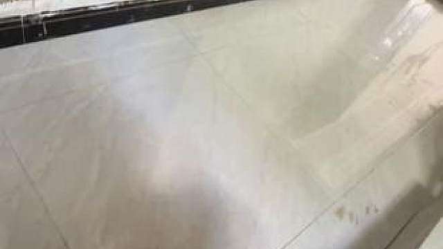 结婚的意义到底是什么？三十多度的天气，小孩热的哭闹不止，我想打开空调凉快一会，孩子爸爸却说开空调浪费电，让我去楼梯口哄，原因是楼梯口凉快，他却坐在沙发上打英雄联盟，让到杯水给我喝，就说等下等下，孩子已经哭的没力气睡着了，我只能抱着睡着的孩子在楼梯口坐着。是不是生了孩子，男人都会变？