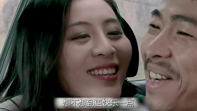 小夫妻开车不老实，非要帮丈夫量尺寸 