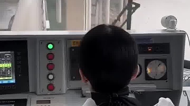 地铁驾驶室的第一视角，我感觉开这个不是一般人能开的