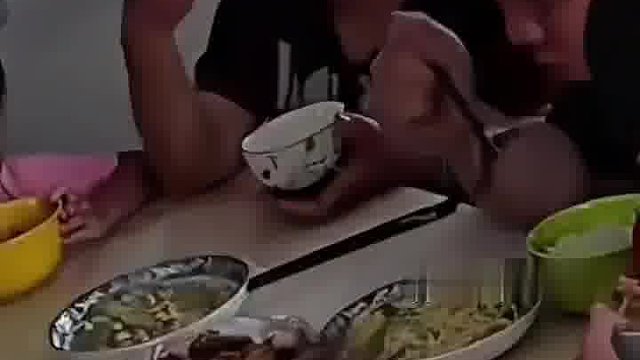 父母离婚十年儿子第一次来到爸爸家，结果被后妈各种甩脸子
