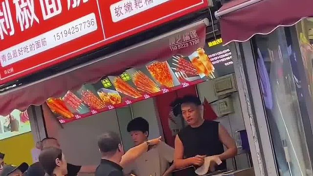街头小吃因插队退款起冲突，人群之中再现仗义白衣判官
