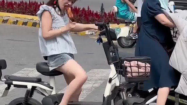 女子等红灯时的一波操作，看的众人都“笑不活了”，网友：这松弛感真学不来。