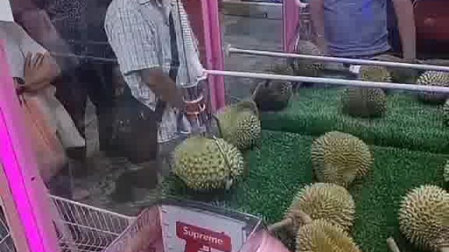 娃娃机抓榴莲赚大发了