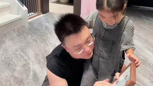 恩姐长大了，都知道给爸爸送礼物了