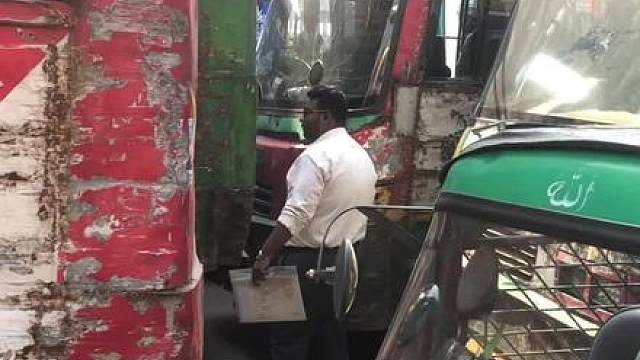 欢迎您乘坐孟加拉国公交车，我们的客运服务，希望您有一个愉快的旅程！