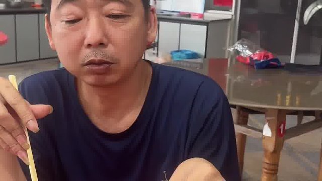 广西指甲王 指甲像牛角一样！