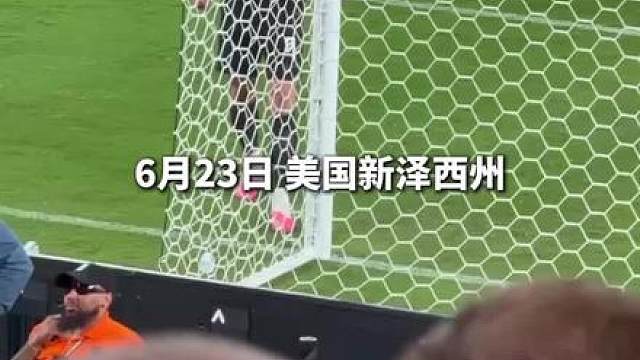偷喝对方门将的水，喝完还不忘问对方球员“你喝不喝”。该场比赛哈兰德梅开二度，帮助挪威队提前晋级淘汰赛。
