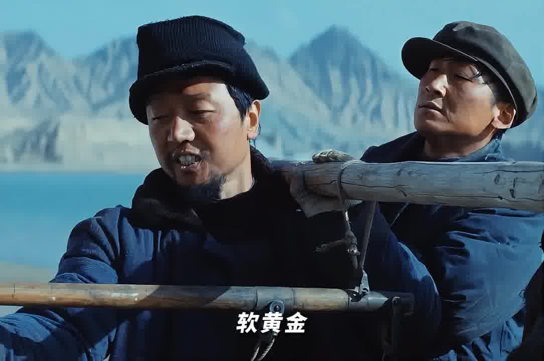 年轻记者疑似当面挑衅大哥，直接拿着相机对违法分子贴脸开大