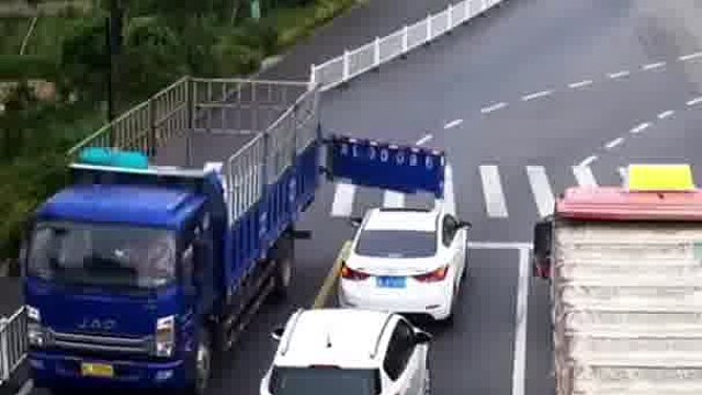 货车“碰瓷”民警车辆，上演最快出警！