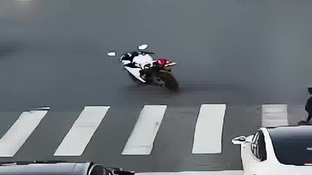 你觉得宝马车有责任吗？