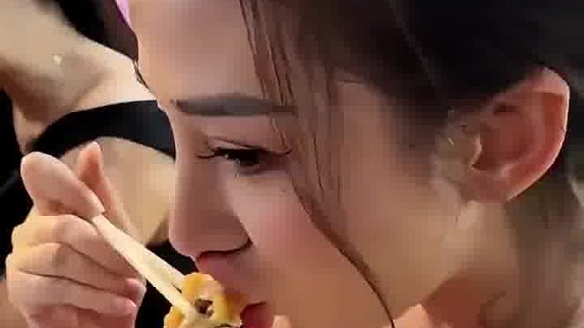 校花参加同学聚会，整容的后遗症明显